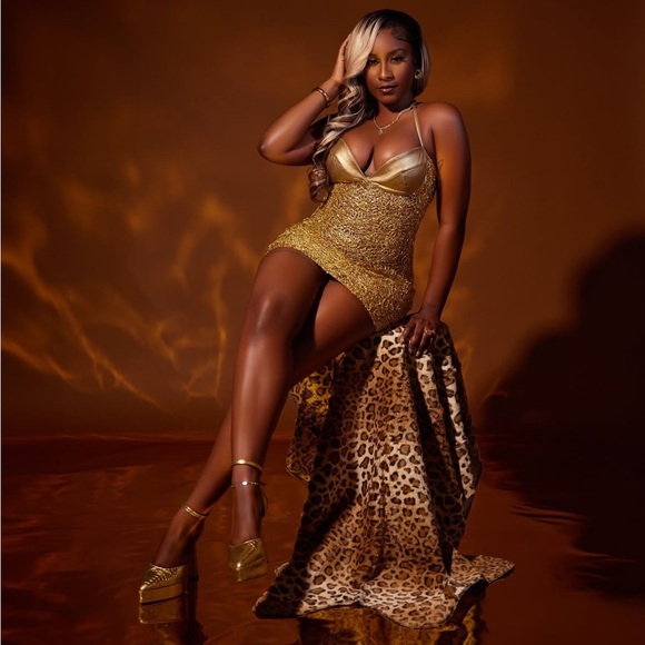 DOLLS HOUSE FASHION MINI DRESS. CUSTOM IN GOLD. - Picture 5 of 5